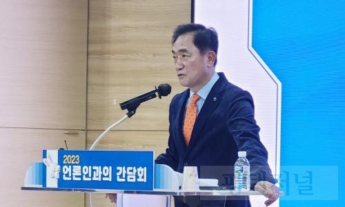  ▲ 정장선 시장이 신년 언론인과의 간담회에서 시정 중점 추진 방향을 제시하고 있다. 사진=평택저널   ⓒ평택저널