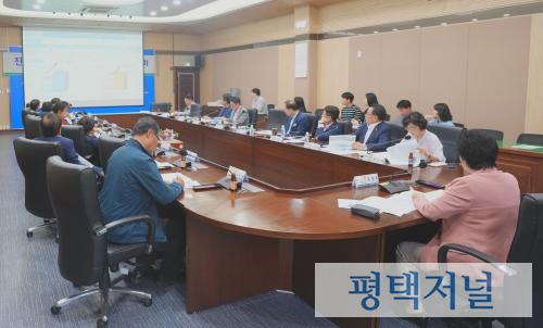  ▲ 김영주 의원이 주민 간담회를 하고 있다. 사진=평택시의회 제공    ⓒ평택저널
